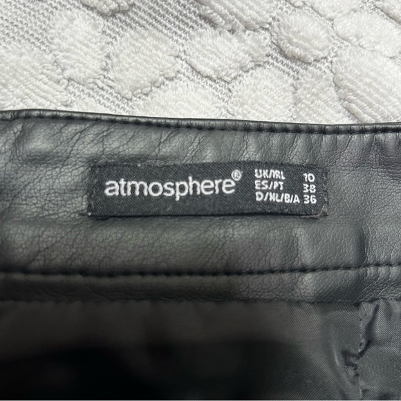 Atmosphere Women’s black vegan leather mini skirt, front zip pockets. Size 6 - Picture 5 of 10